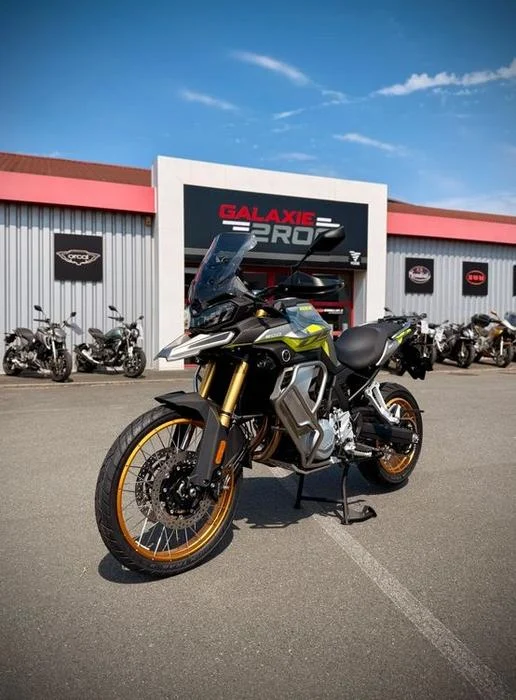 Voge DS900X 2026 face avant - Galaxie 2 Roo Cholet